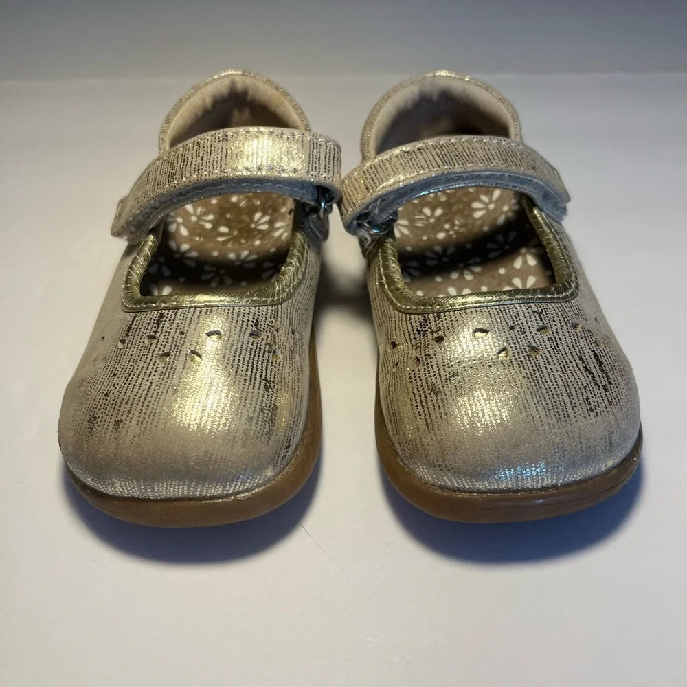See Kai Run gold‎ Mary Jane’s size 7 toddler